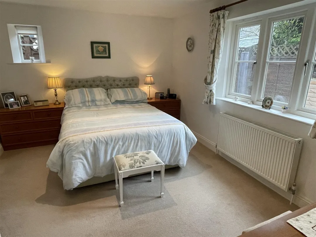 https://mr0.homeflow-assets.co.uk/files/photo/image/48245/0955/_x_/kiTrSgQ8z0WxeLEzwYuD_Q.jpg