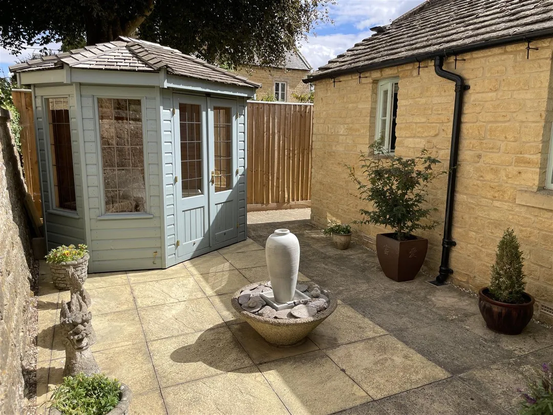 https://mr0.homeflow-assets.co.uk/files/photo/image/48245/0958/_x_/Jv36y-6W4kCnSr1AM9bGBg.jpg