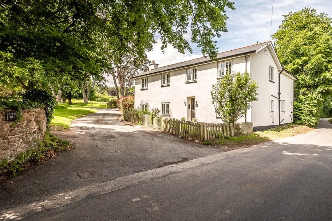 https://mr0.homeflow-assets.co.uk/files/photo/image/48245/9813/_x_/TOP180303_99.jpg