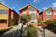 Lennon Close, Rugby