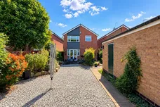 Lennon Close, Rugby