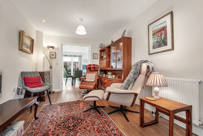 Property carousel image 3