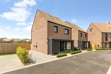 Medland Close Cranleigh GU6 photo 1