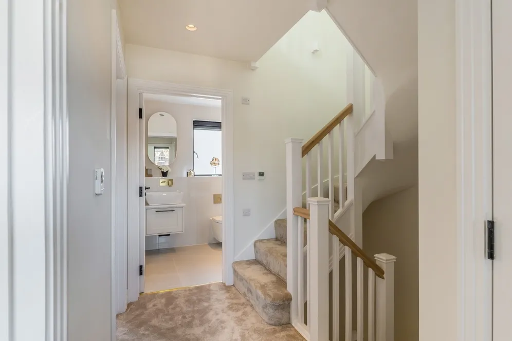 Medland Close Cranleigh GU6 photo 2