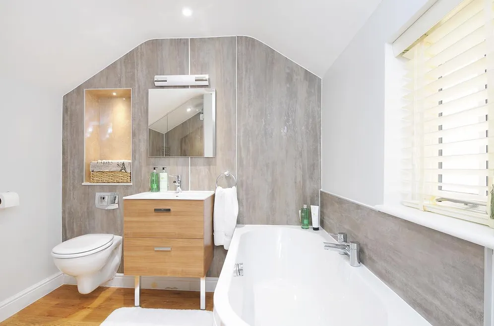 Black Horse Way Horsham RH12 photo 5