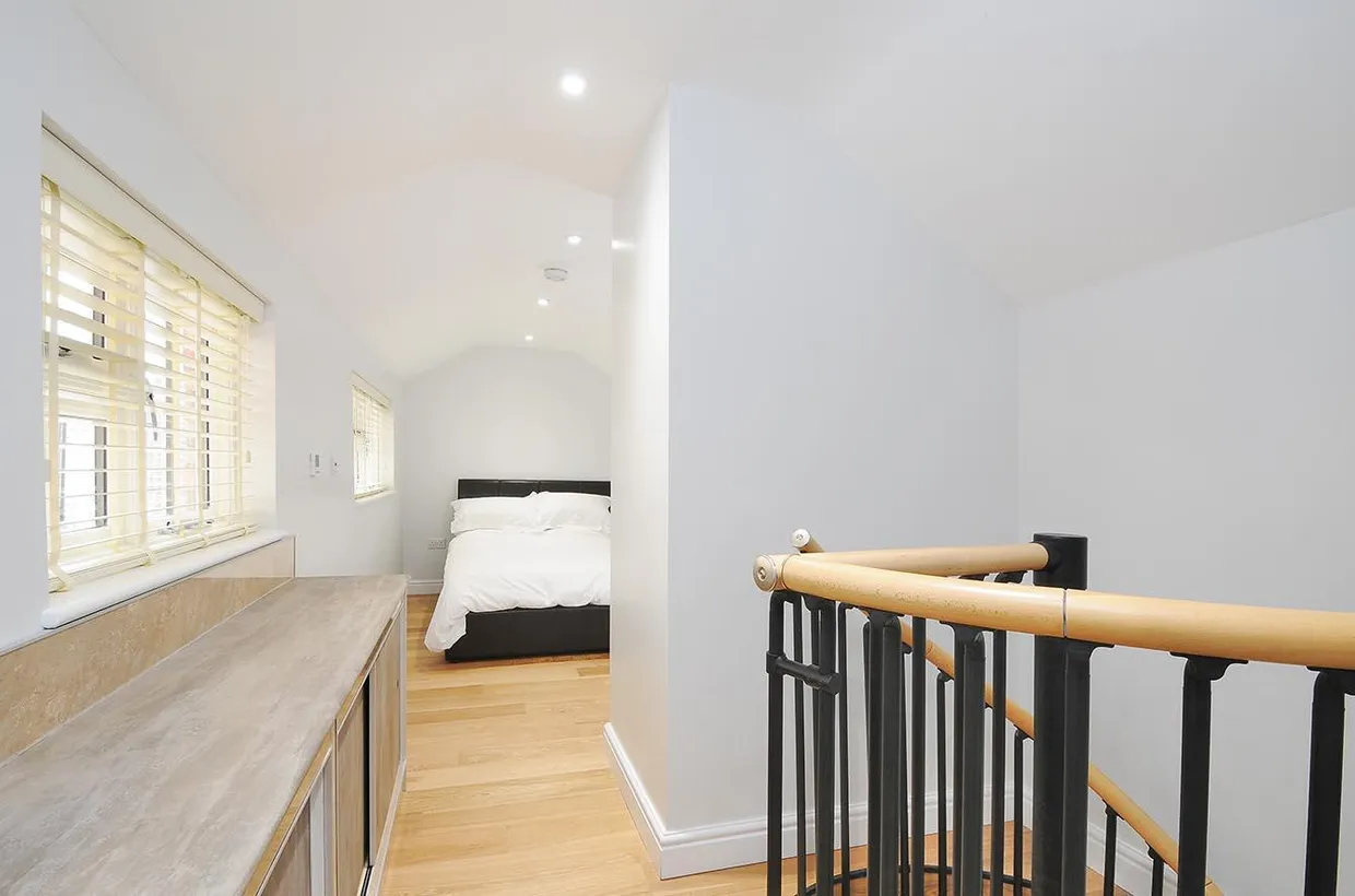 Black Horse Way Horsham RH12 photo 6