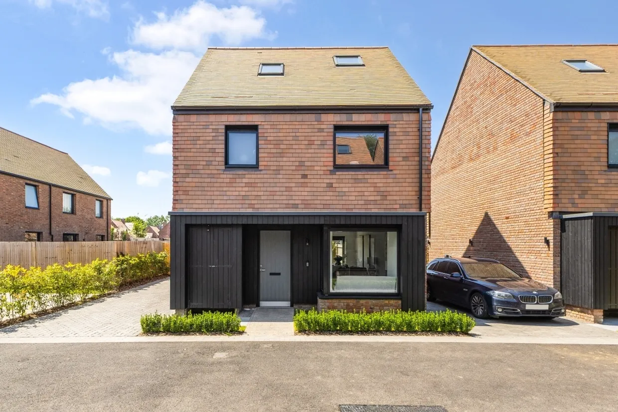 Medland Close Cranleigh GU6 photo 11
