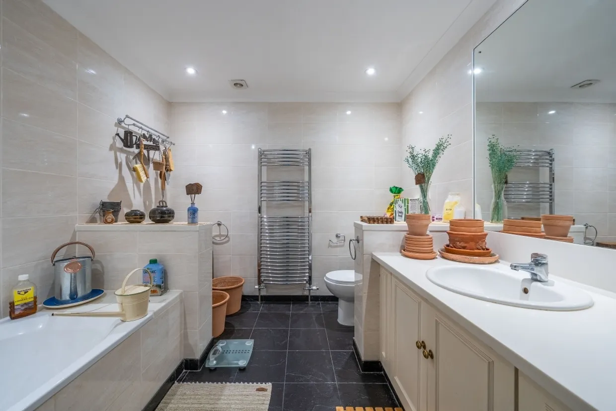 Windmill Road, SW19 photo 12