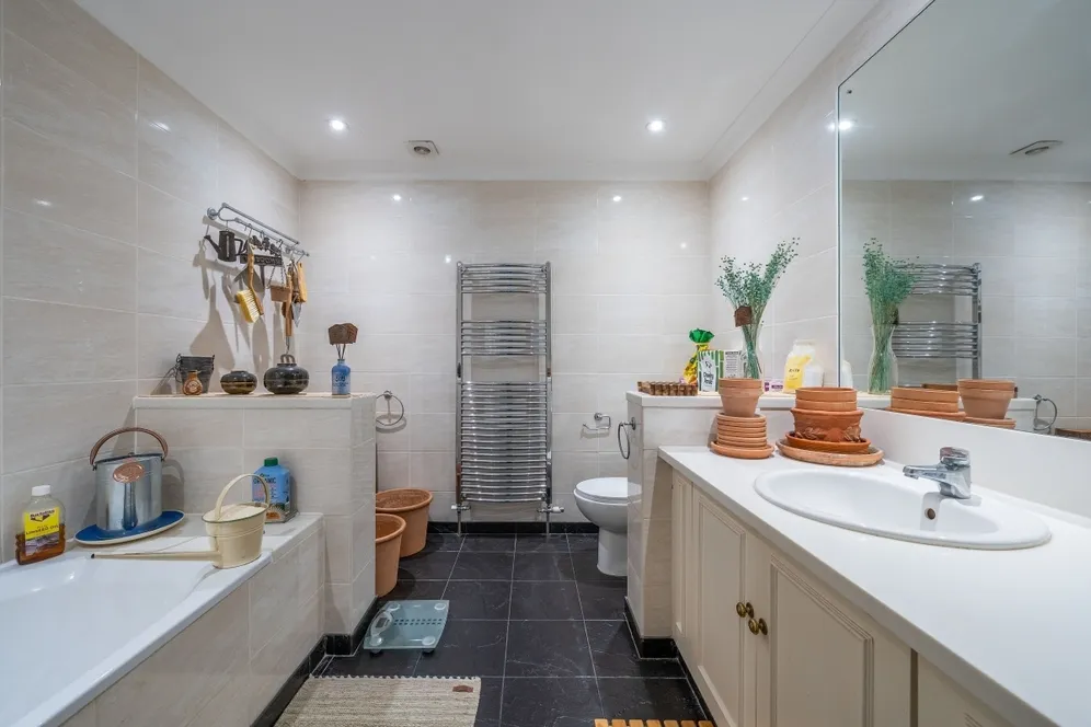 Windmill Road, SW19 photo 12