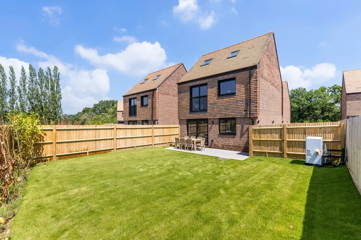 Medland Close Cranleigh GU6 photo 12