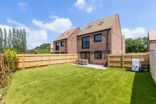 Medland Close Cranleigh GU6 photo 12