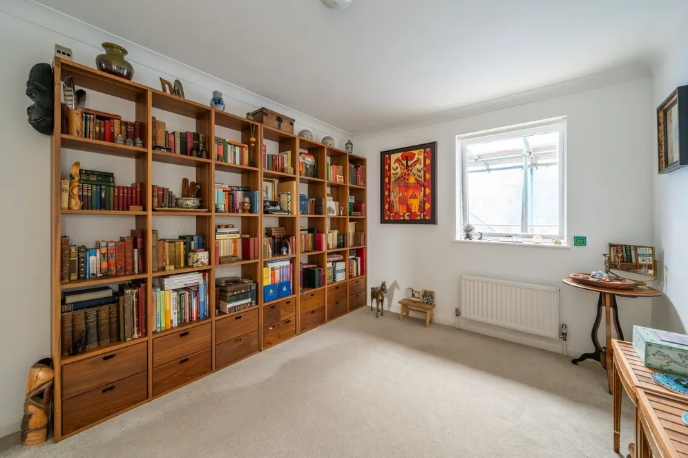 Windmill Road, SW19 photo 13