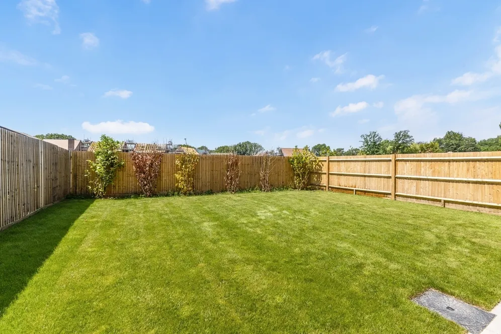 Medland Close Cranleigh GU6 photo 13