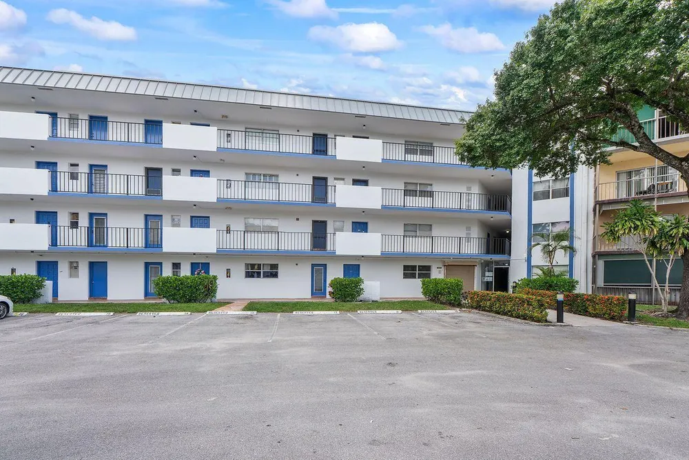 6260 S Falls Circle Dr, Lauderhill, FL 33319