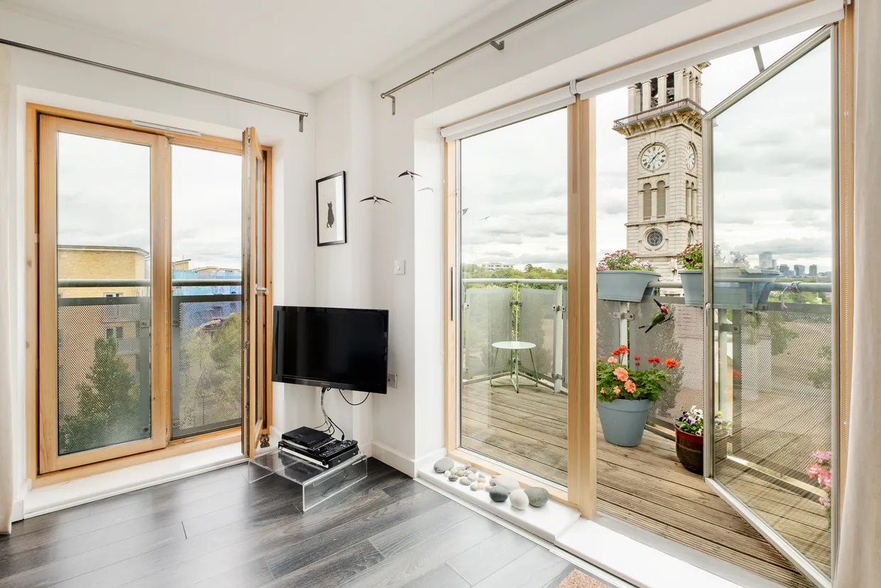 Clock View Crescent, London, N7 photo 4