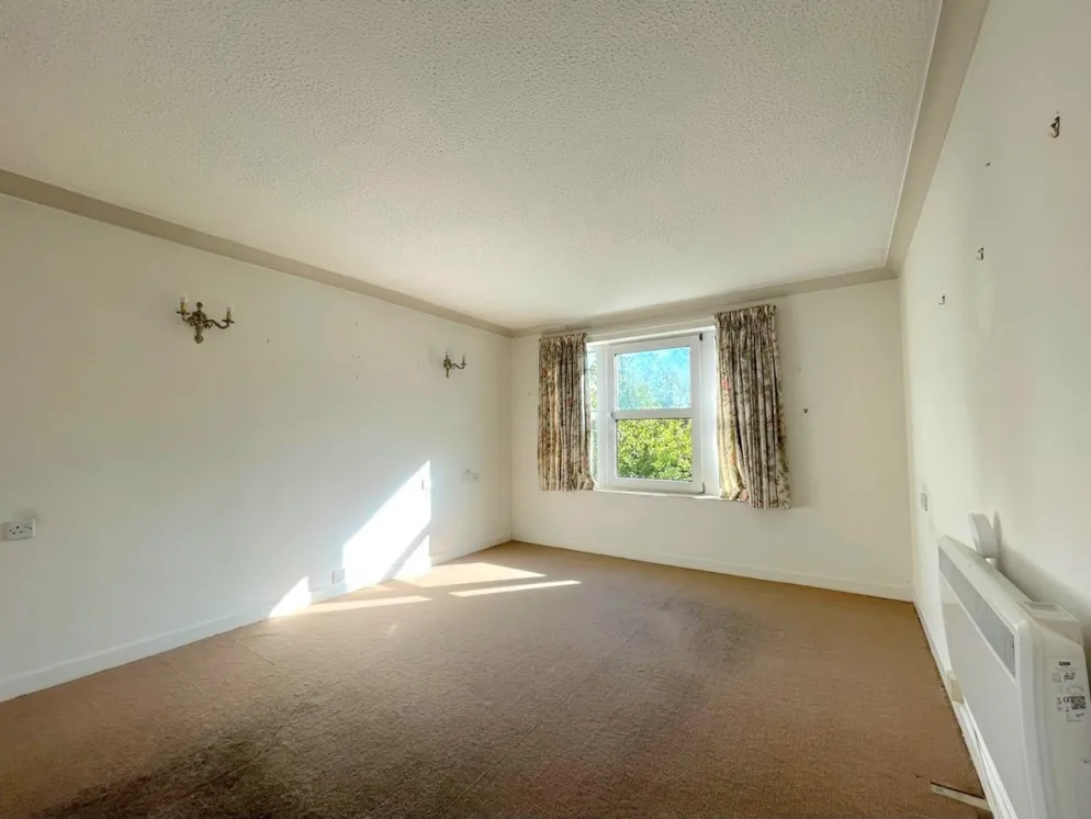 Property carousel item 4