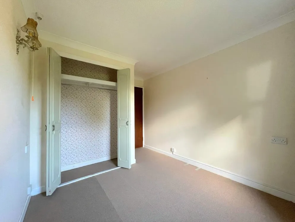 Property carousel item 6