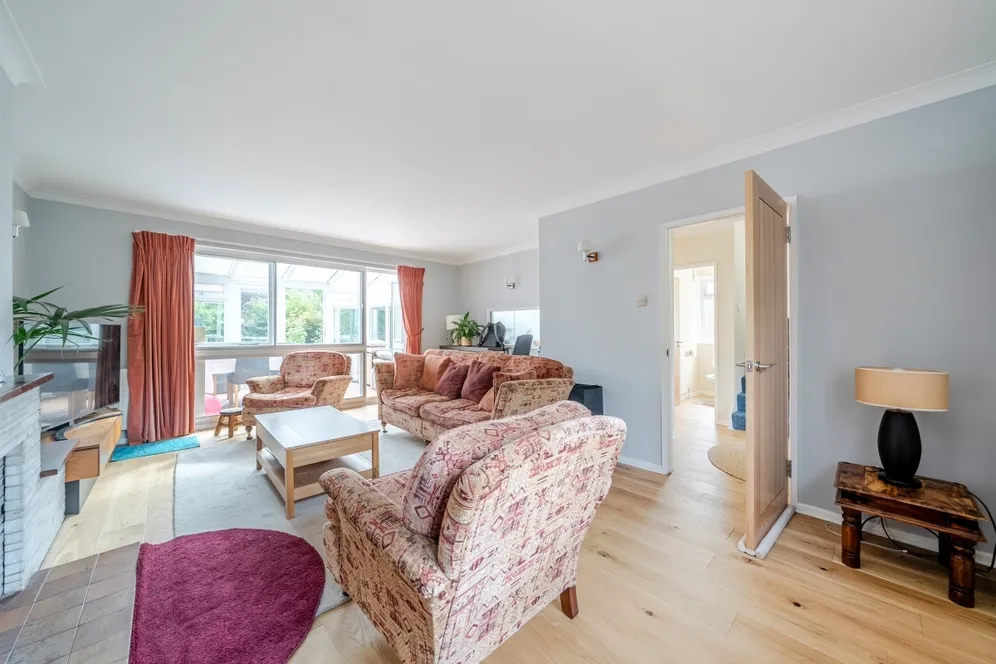 Fishersdene, Claygate KT10 photo 3