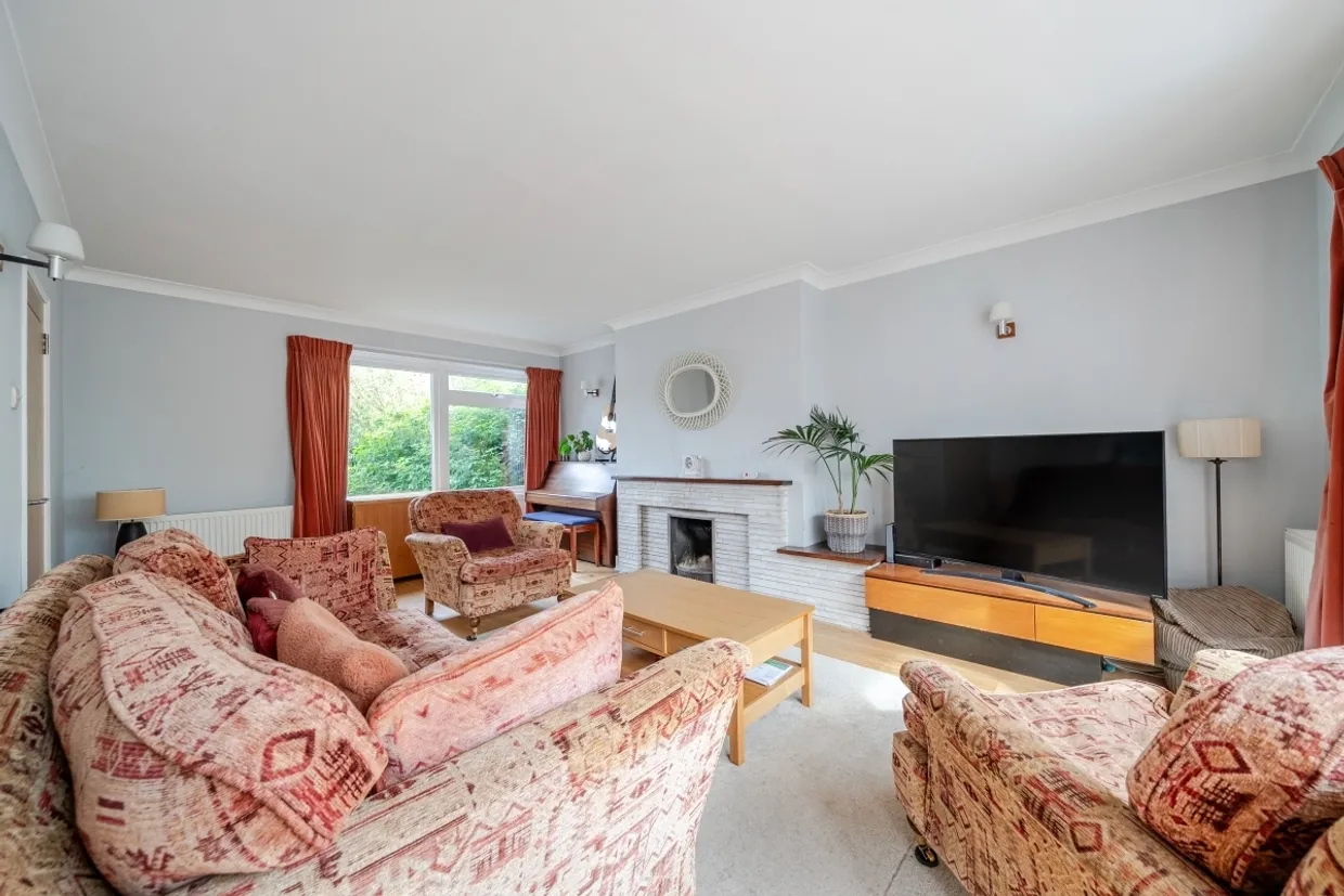Fishersdene, Claygate KT10 photo 4