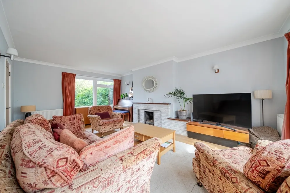 Fishersdene, Claygate KT10 photo 4