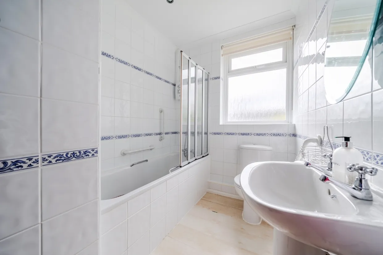 Fishersdene, Claygate KT10 photo 7