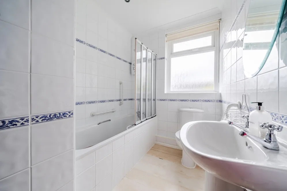 Fishersdene, Claygate KT10 photo 7