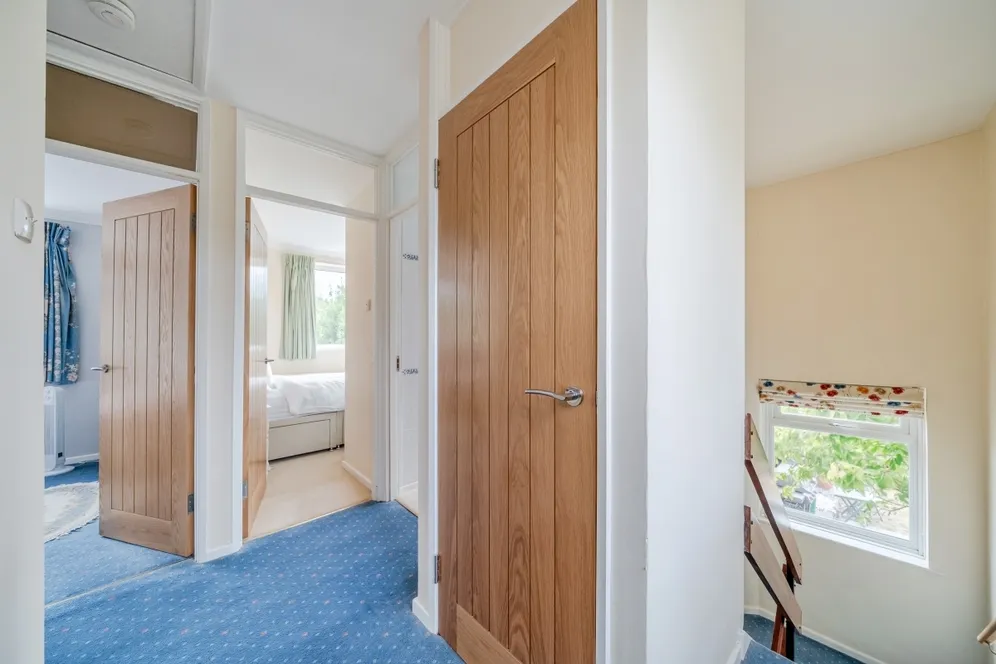 Fishersdene, Claygate KT10 photo 9