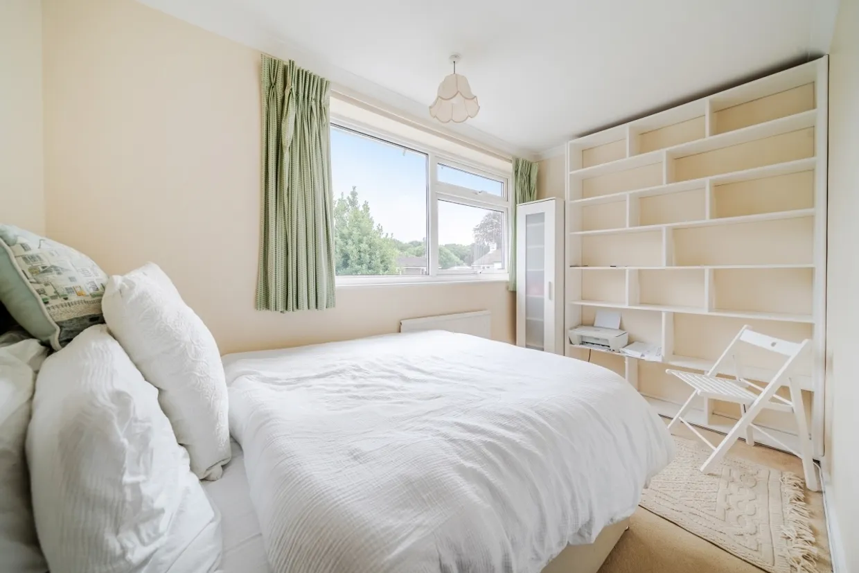 Fishersdene, Claygate KT10 photo 10