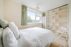 Fishersdene, Claygate KT10 photo 10