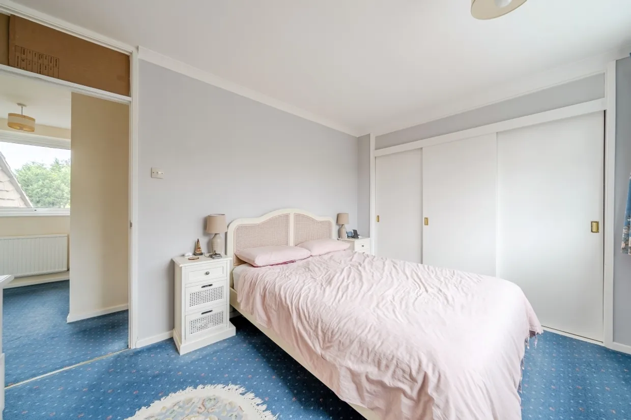 Fishersdene, Claygate KT10 photo 12