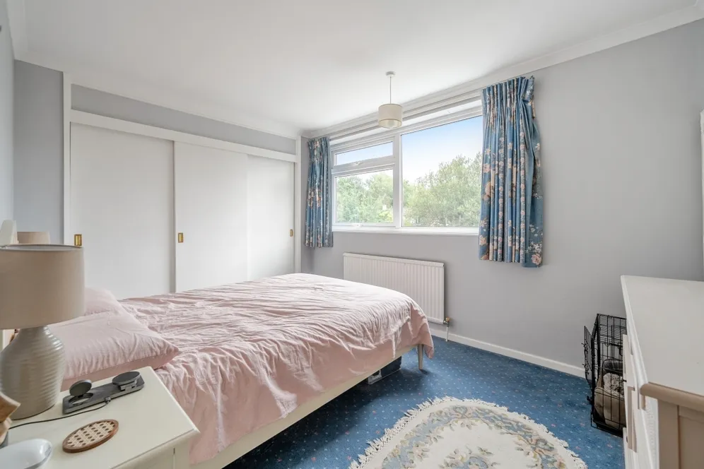 Fishersdene, Claygate KT10 photo 13
