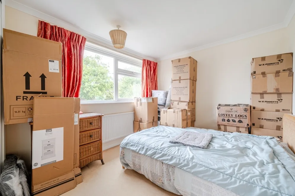 Fishersdene, Claygate KT10 photo 14