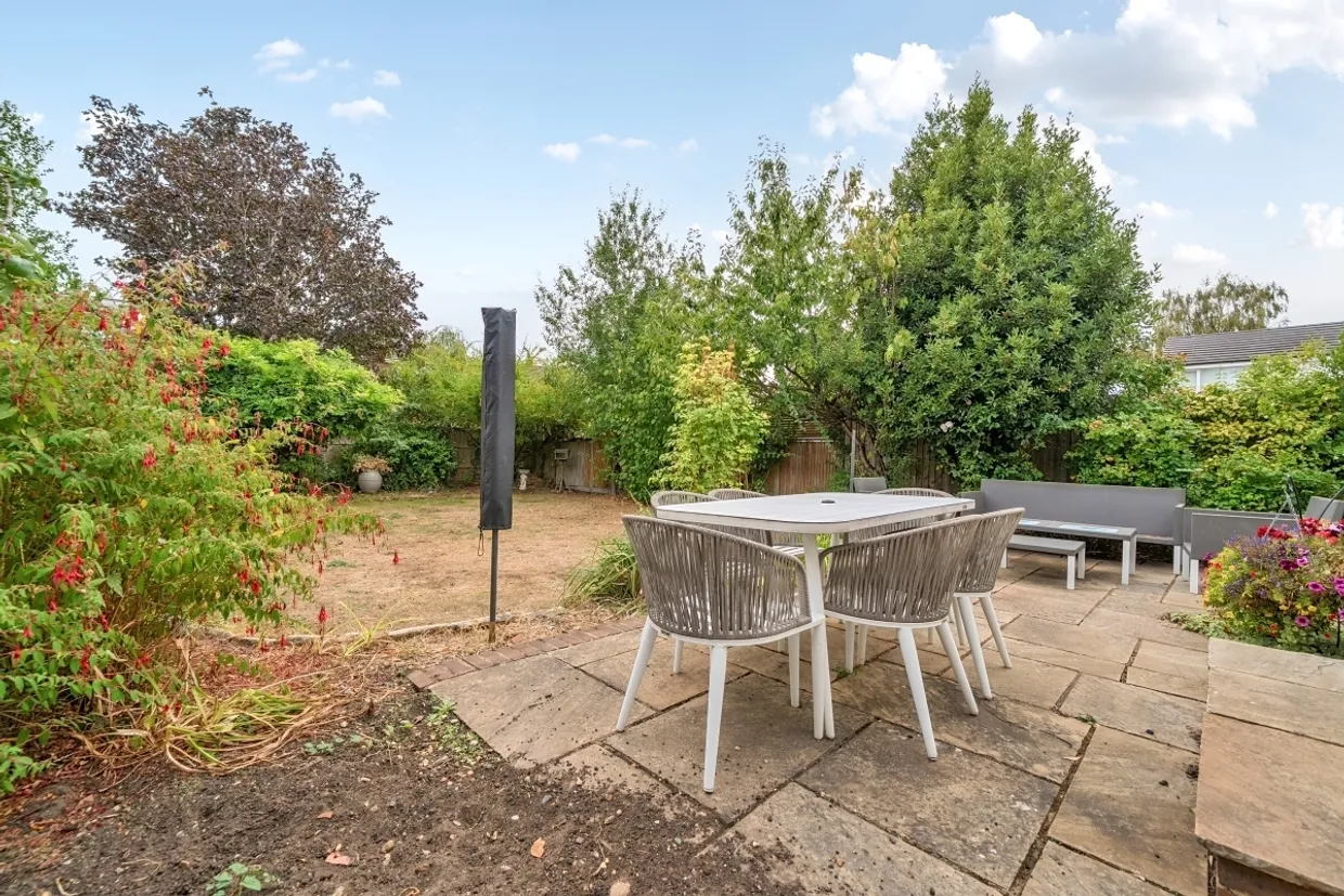 Fishersdene, Claygate KT10 photo 15