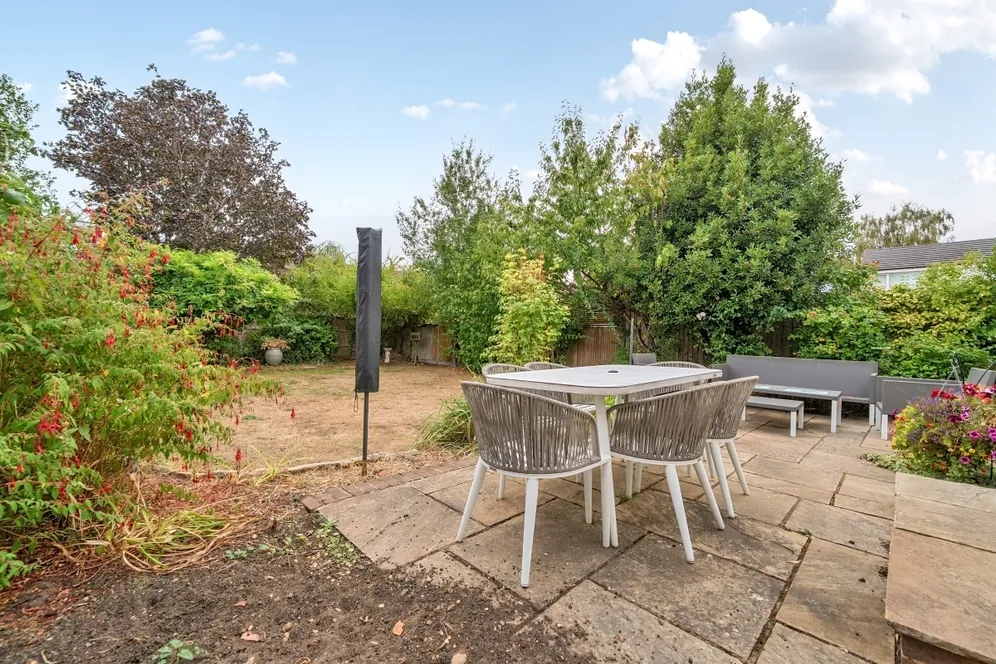 Fishersdene, Claygate KT10 photo 15