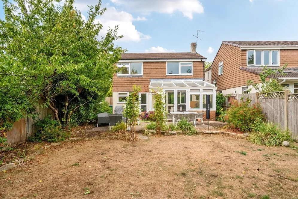 Fishersdene, Claygate KT10 photo 16