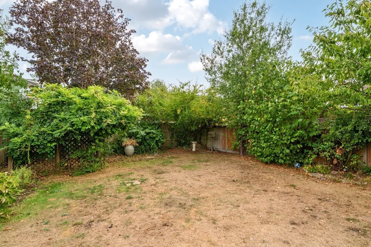 Fishersdene, Claygate KT10 photo 17