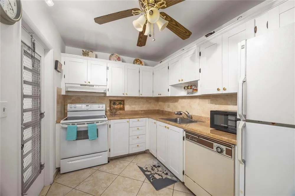 3990 NW 42nd Ave, Lauderdale Lakes, FL 33319