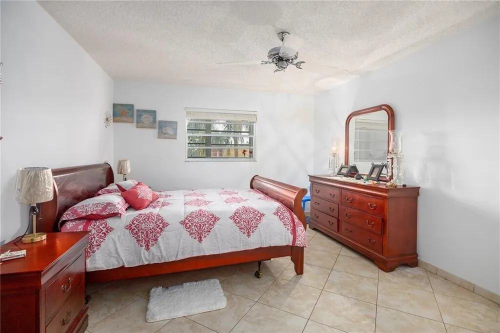 3990 NW 42nd Ave, Lauderdale Lakes, FL 33319
