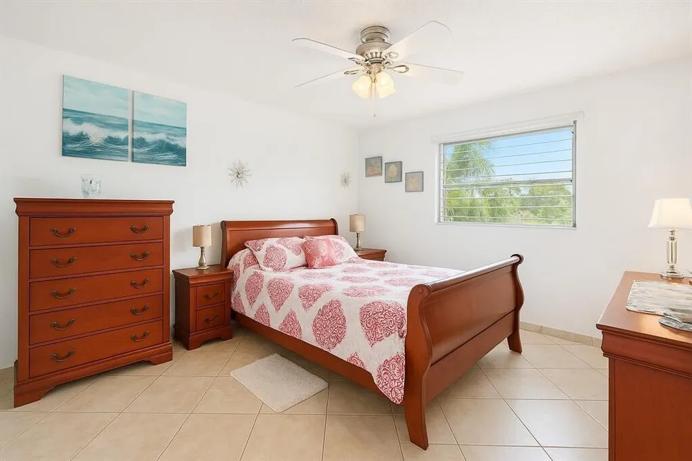 3990 NW 42nd Ave, Lauderdale Lakes, FL 33319