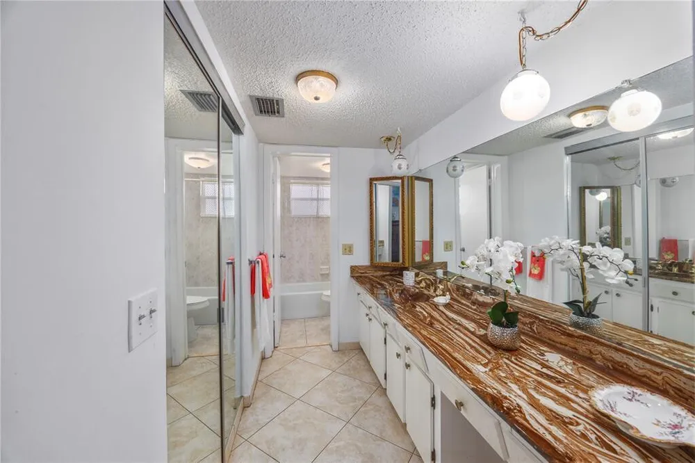 3990 NW 42nd Ave, Lauderdale Lakes, FL 33319