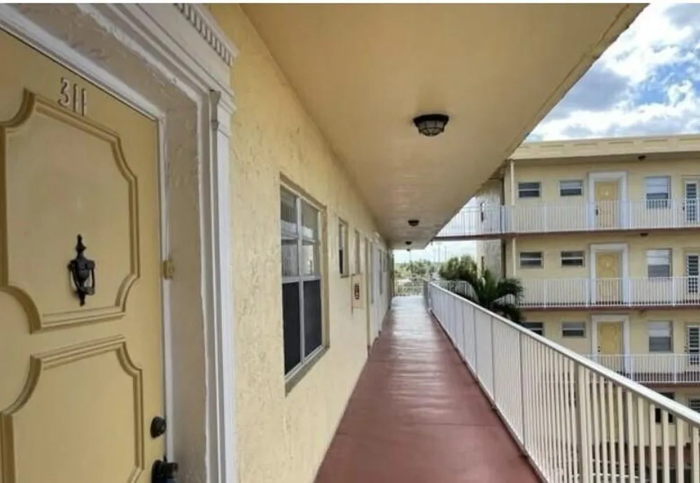 3990 NW 42nd Ave, Lauderdale Lakes, FL 33319