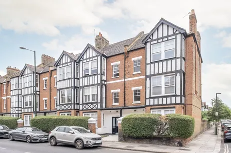 Mortlake High Street, London, SW14