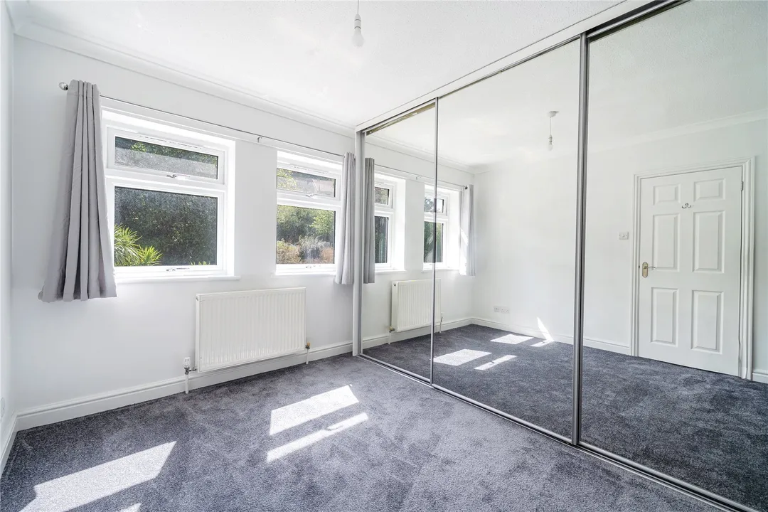 https://mr0.homeflow-assets.co.uk/files/photo/image/48279/6027/_x_/SOU260376_15.jpg