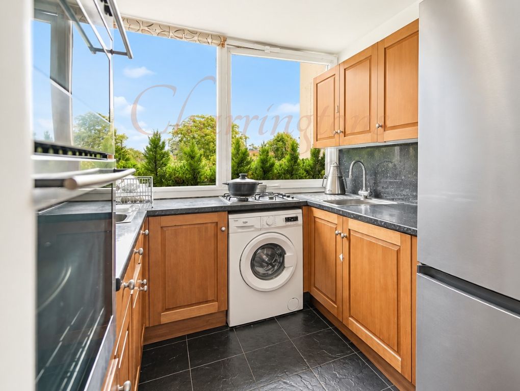 Gated Development  Spacious Two Bedroom Flat  For Sale   Hendon Hall Court  Parson Street NW4  Image 10