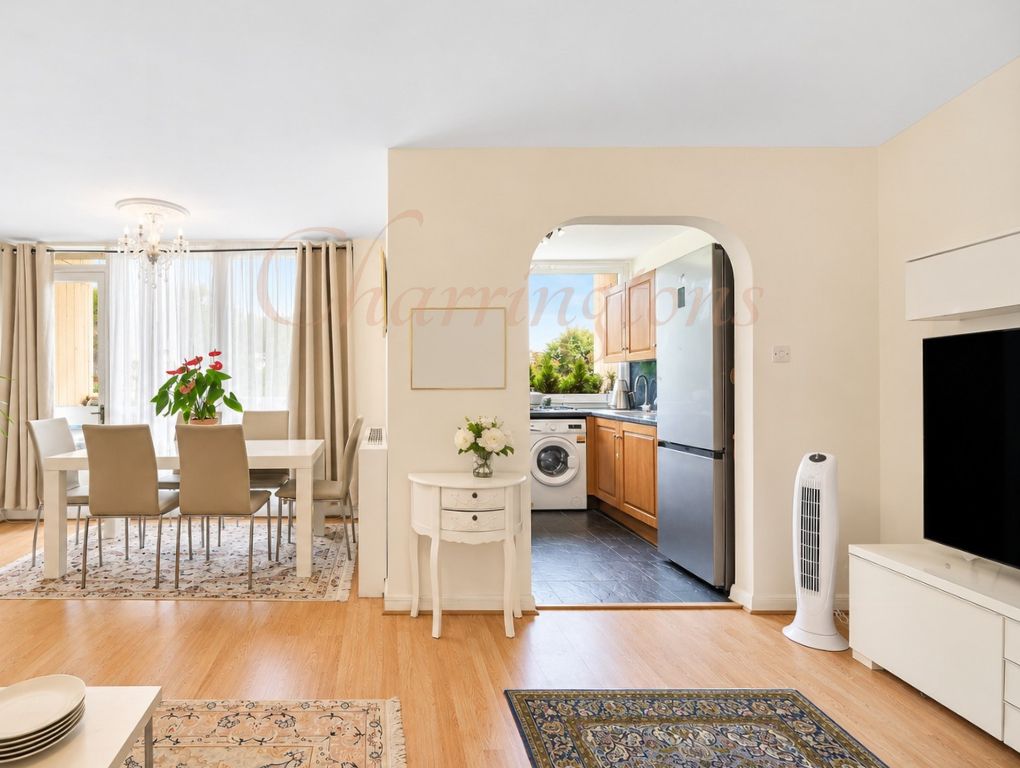 Gated Development  Spacious Two Bedroom Flat  For Sale   Hendon Hall Court  Parson Street NW4  Image 8