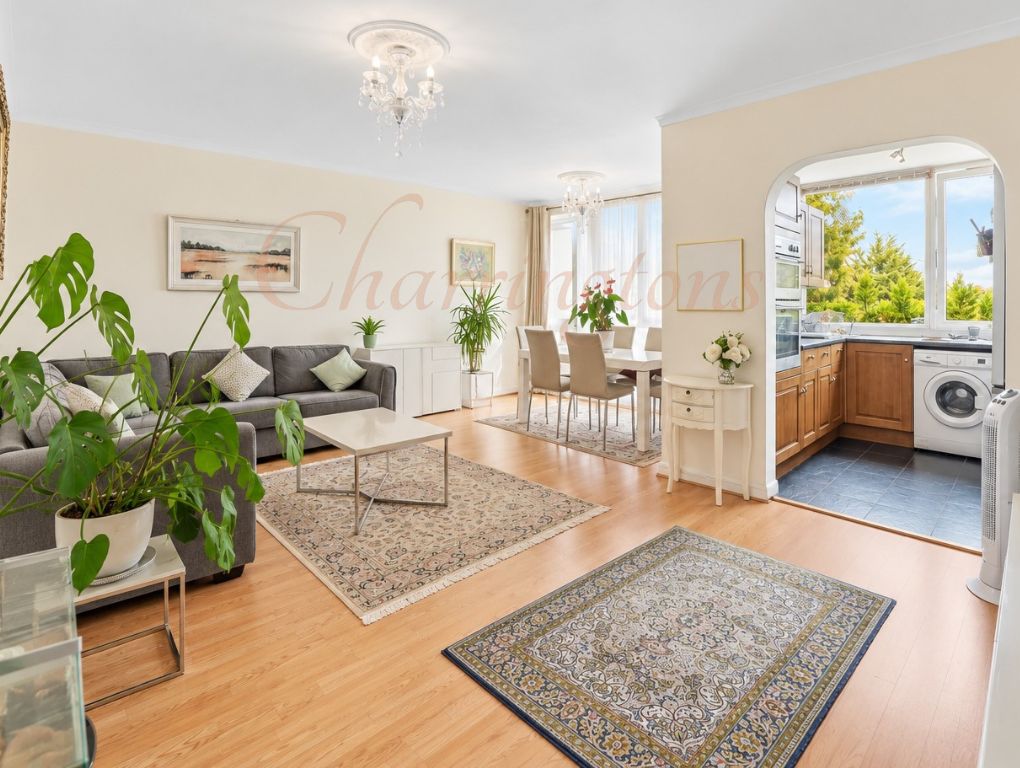Gated Development  Spacious Two Bedroom Flat  For Sale   Hendon Hall Court  Parson Street NW4  Image 4