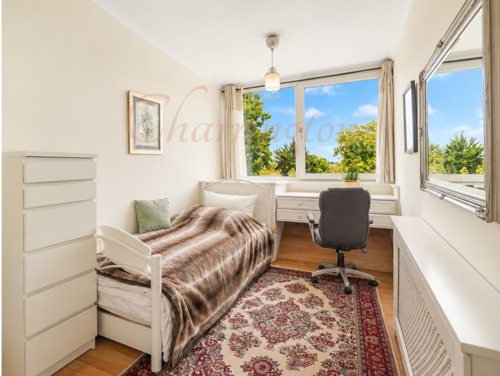 Gated Development  Spacious Two Bedroom Flat  For Sale   Hendon Hall Court  Parson Street NW4  Image 13
