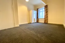 Penistone Road, Kirkburton, HUDDERSFIELD