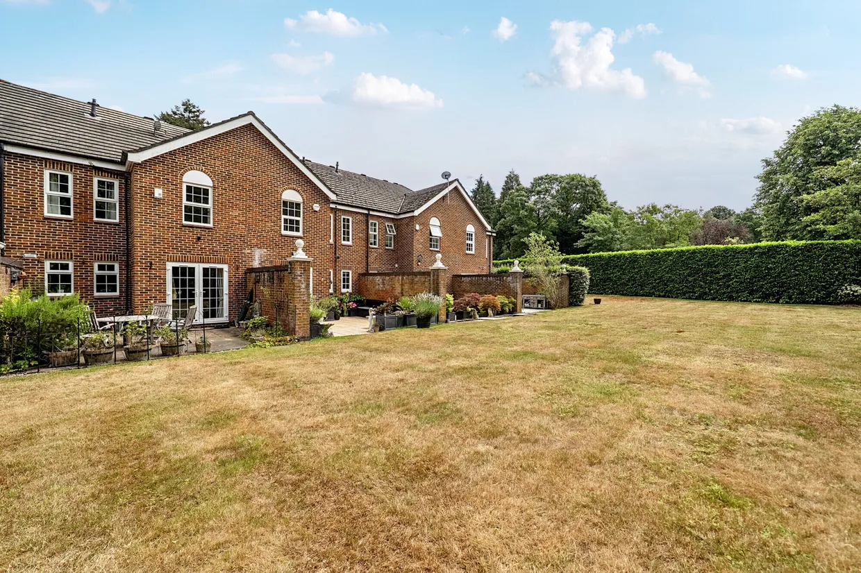 London Road, Sunninghill, SL5 photo 1