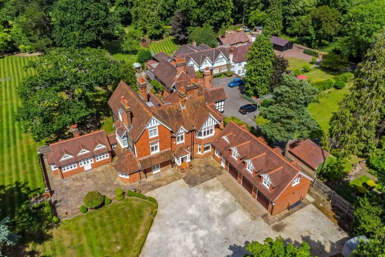 Hollybush Hill Stoke Poges SL2 photo 28